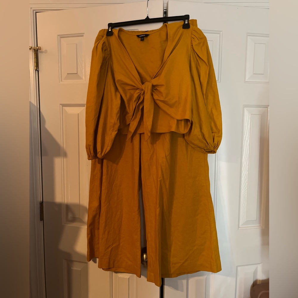 Express 2-piece crop and extra wide leg pants!
